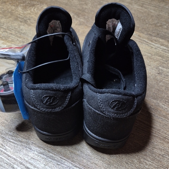 Heelys Black Sneakers Classic Minimalist Design - Picture 2 of 7